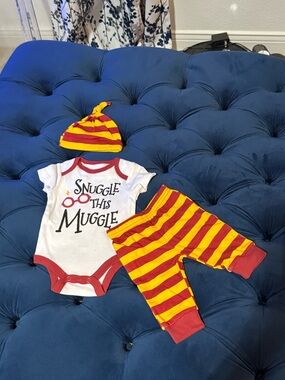 Warner Bros. Snuggle This Muggle Baby One-Piece Set - White, Red & Yellow